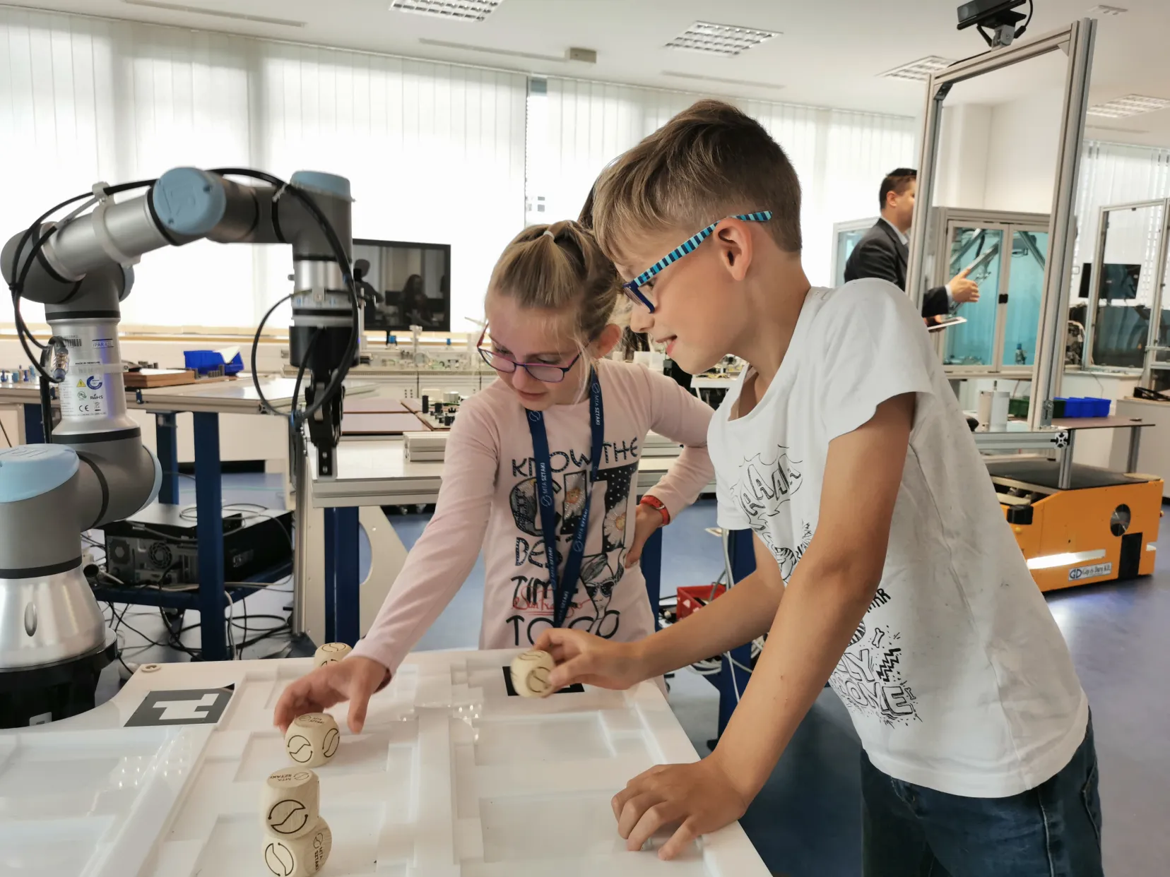 Gyerekek a SZTAKI robotos programján
