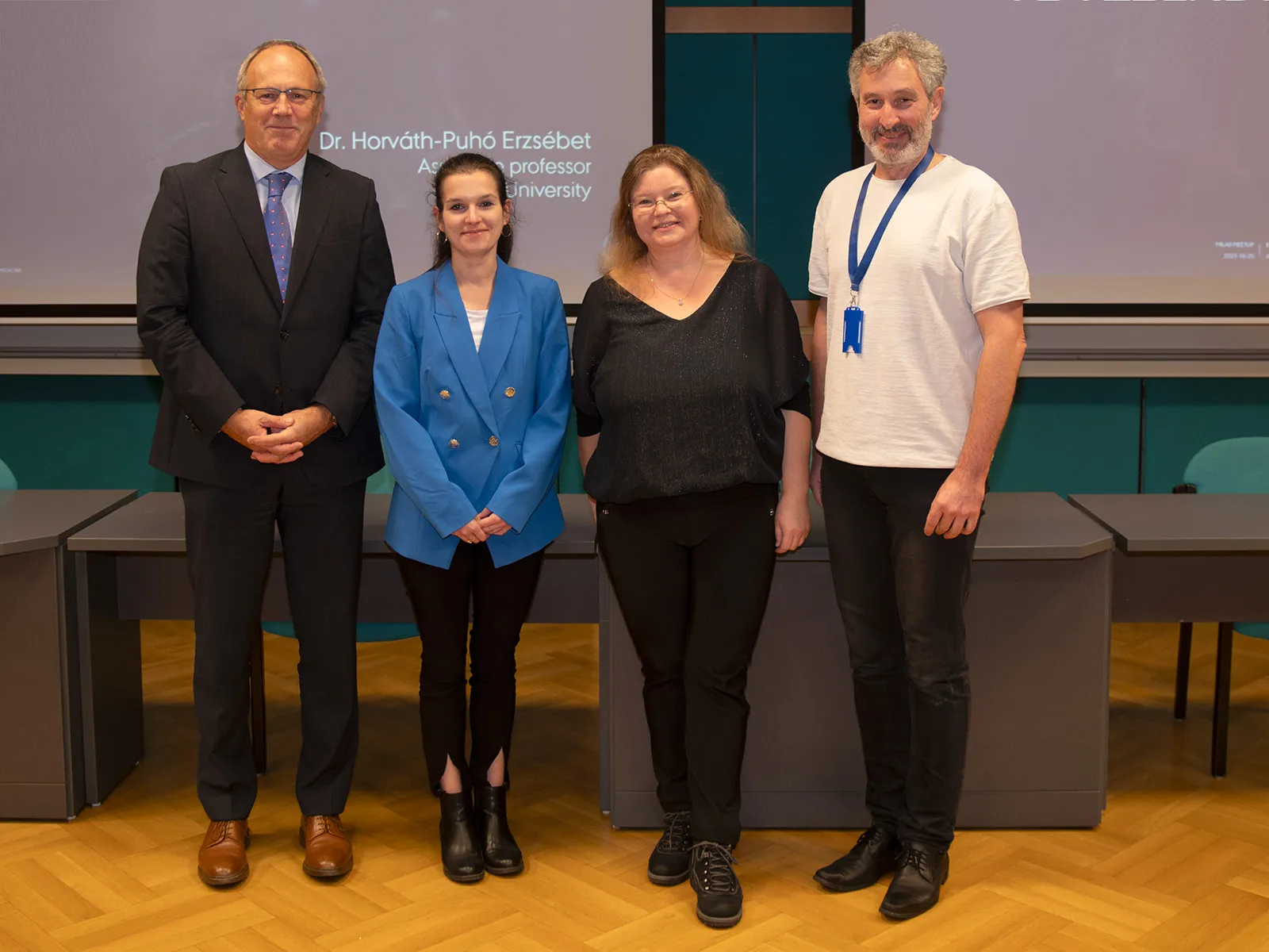 Fotó: balról jobbra, Prof. Dr. Szócska Miklós, Dr. Skoda Réka, Dr. Horváth-Puhó Erzsébet, Dr. Benczúr András (a Mesterséges Intelligencia Nemzeti Laboratórium (MILAB) szakmai vezetője)