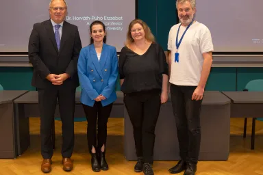 Fotó: balról jobbra, Prof. Dr. Szócska Miklós, Dr. Skoda Réka, Dr. Horváth-Puhó Erzsébet, Dr. Benczúr András (a Mesterséges Intelligencia Nemzeti Laboratórium (MILAB) szakmai vezetője)